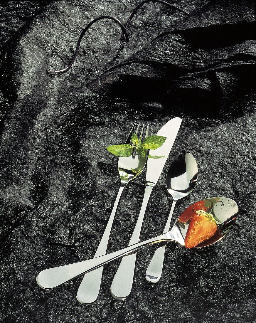 Ein Besteck: Messer, Gabel, Suppenlöffel & kleiner Löffel