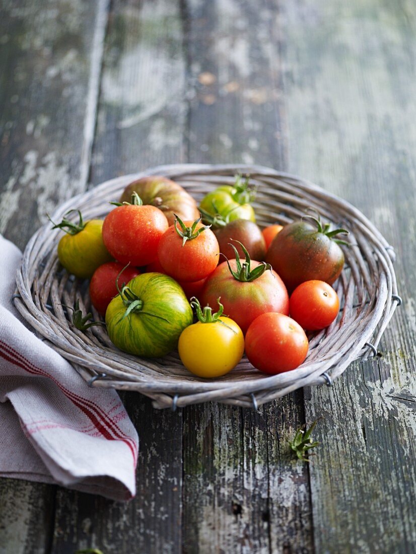 Verschiedene Tomatensorten auf Korbteller