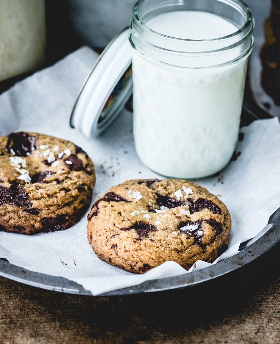 Chocolate chip cookies with milk