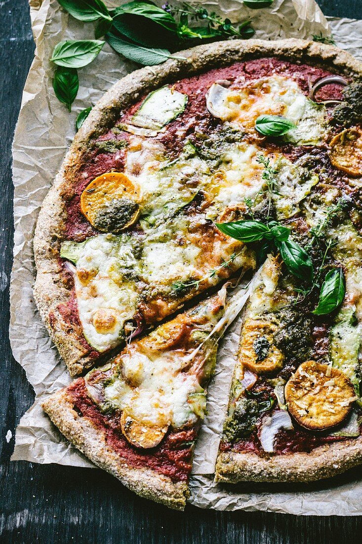 Pizza with mozzarella, tomatoes and basil