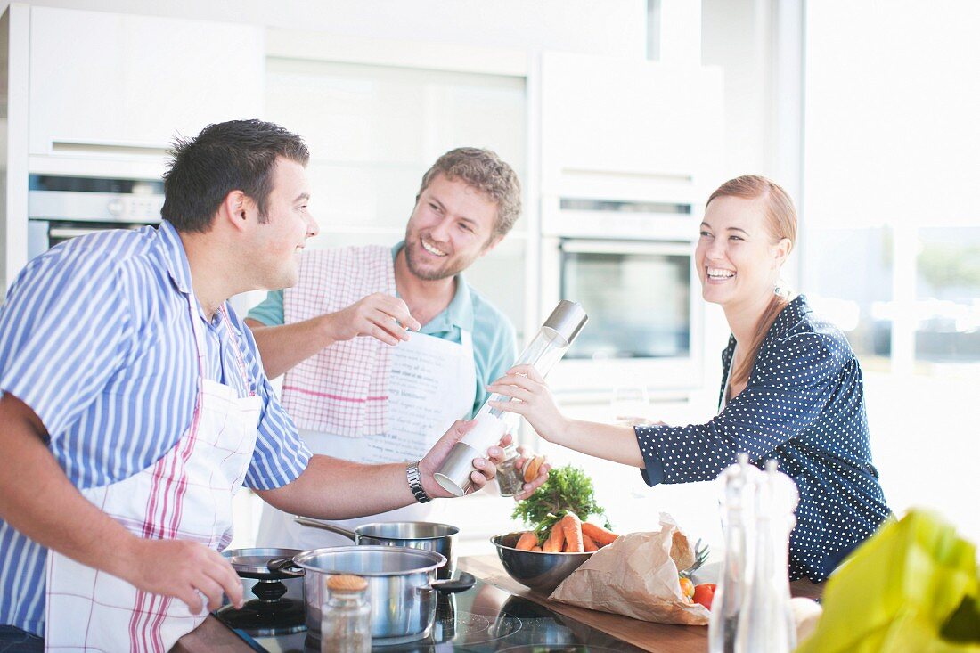 Freunde beim gemeinsamen Kochen