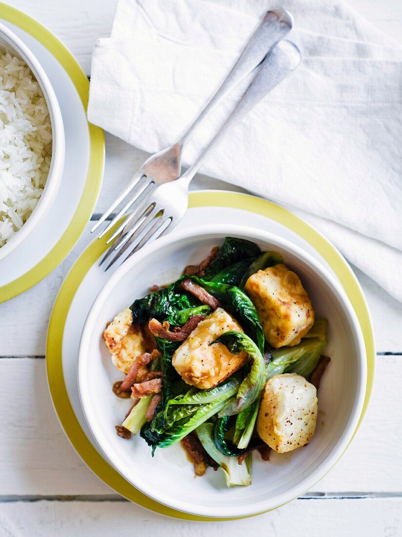 Deep-fried tofu with fried salad and bacon