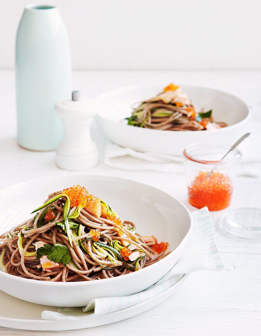 Dinkelspaghetti mit Räucherforelle, Kaviar und Zucchini