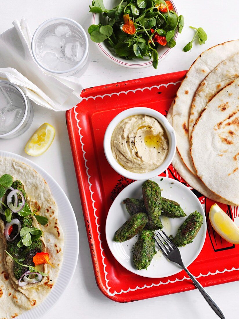 Erbsen-Falafel mit Hummus und Fladenbrot