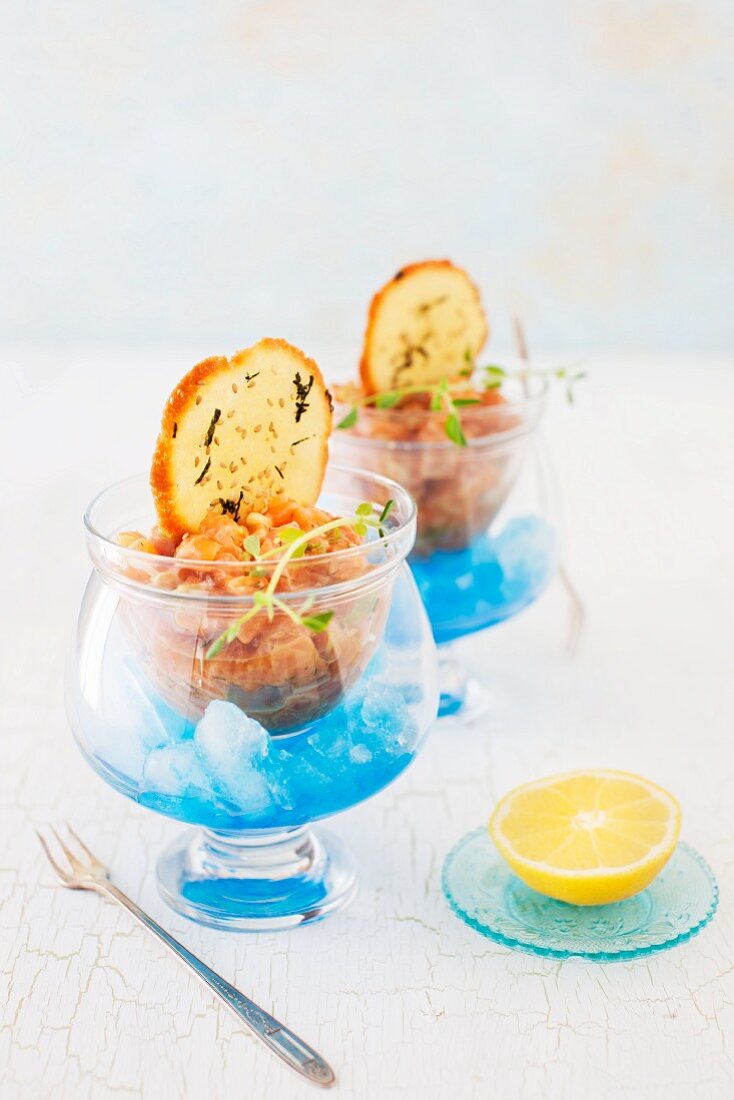 Lachstatar mit Sesamcracker auf blauem Eis