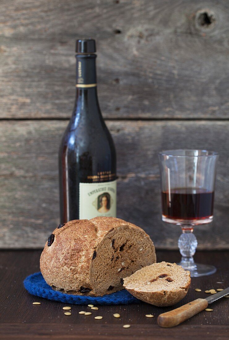 Roggenbrot mit getrockneten Kirschen, Rotwein