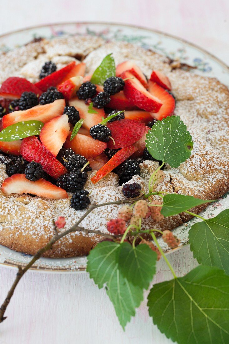 Galette mit Maulbeeren und Erdbeeren