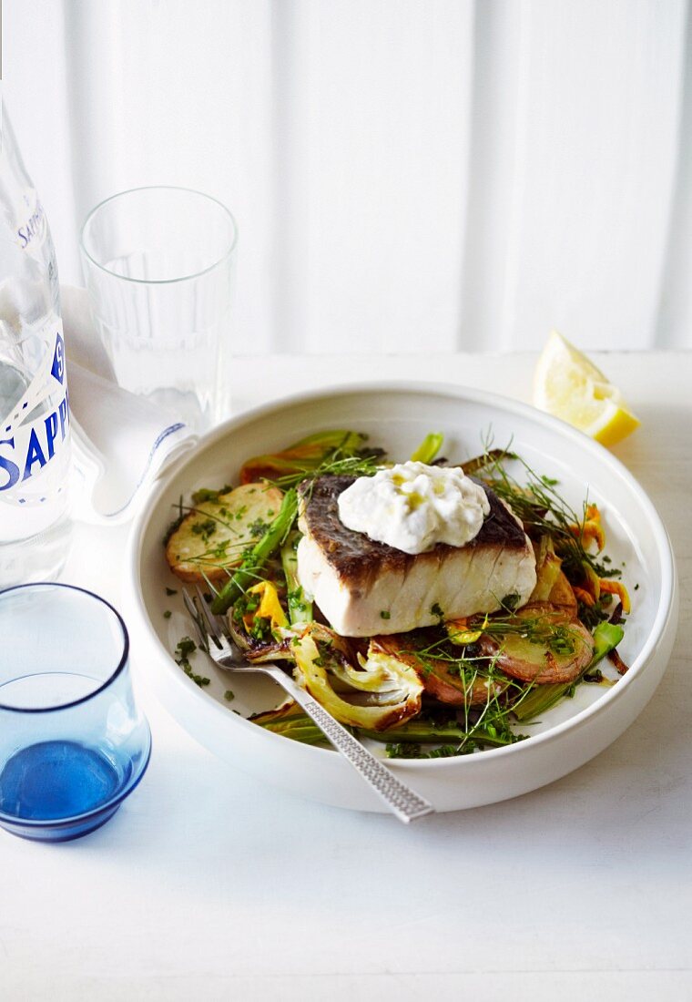 Fischfilet mit Skordalia, Zitrone, Kartoffeln und Fenchel