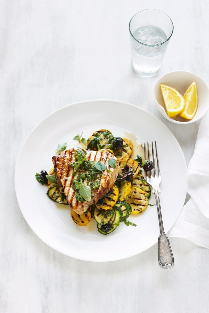 Gegrillte Schwertfischsteaks mit Zucchini und Kürbis