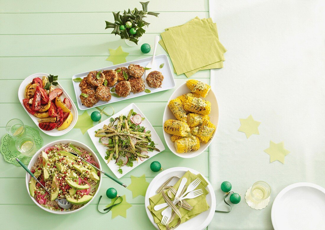 Festliche Grillgerichte: Linsenfrikadellen mit Tomatensalat, Maiskolben mit Knoblauchbutter, Spargelsalat, Avocado-Nudel-Salat