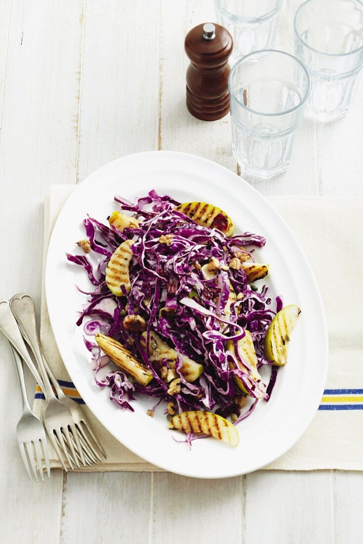 Coleslaw mit gegrillten Äpfeln und Walnüssen