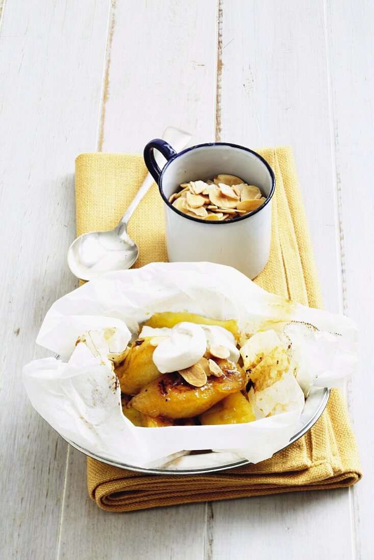 Gegrillte karamellisierte Bananen mit Mandelblättchen