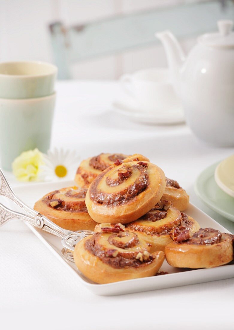 Nussschnecken auf Kuchenplatte