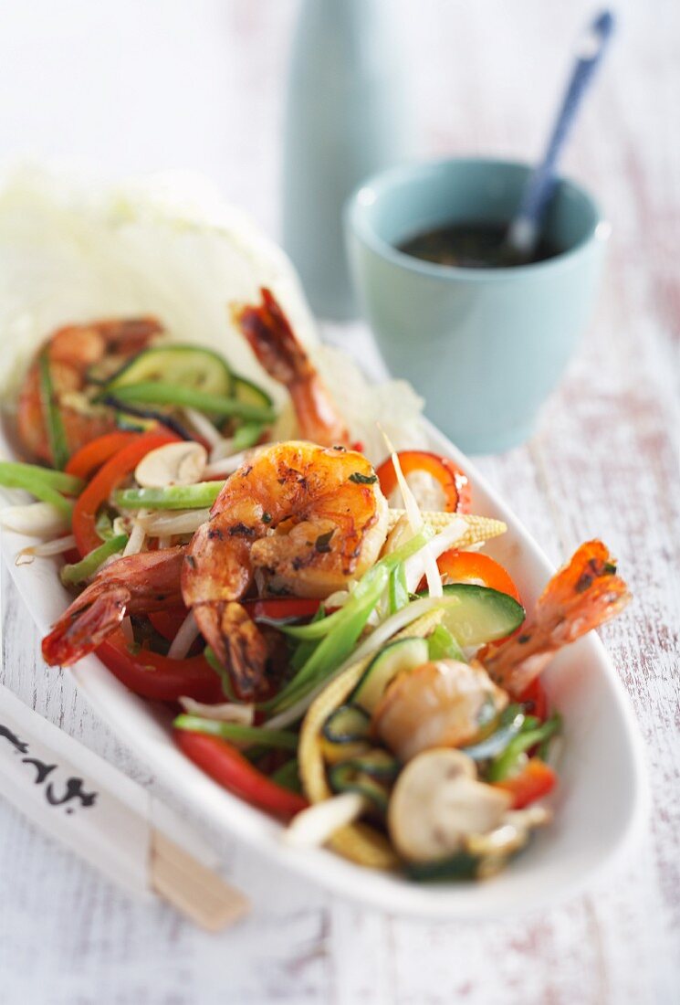Spicy prawns with stir-fried vegetables (Asia)