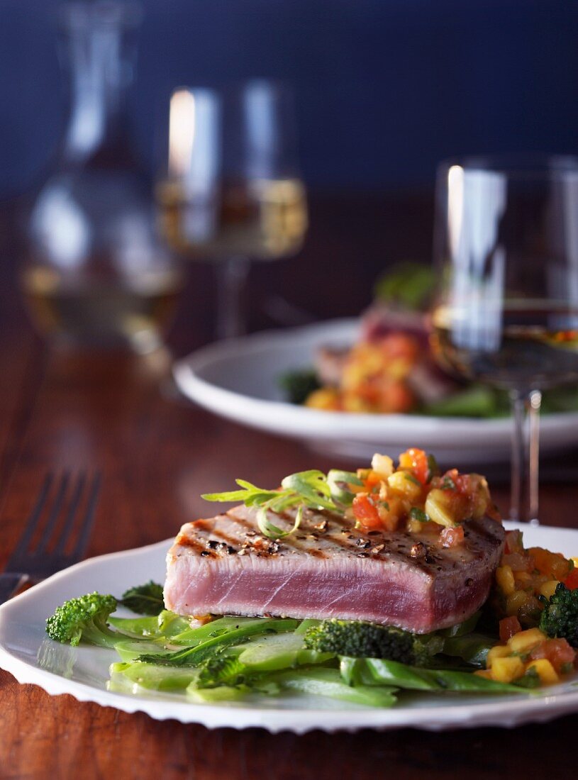 Thunfischsteak mit Chutney auf Brokkoli