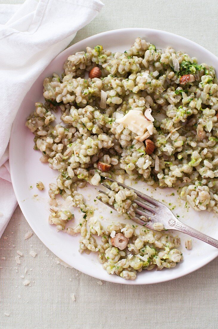 Gerstenrisotto mit Pesto, Butter und Haselnüssen