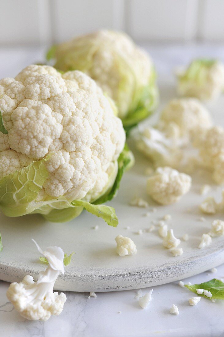 Blumenkohl, ganz und einzelne Blumenkohlröschen