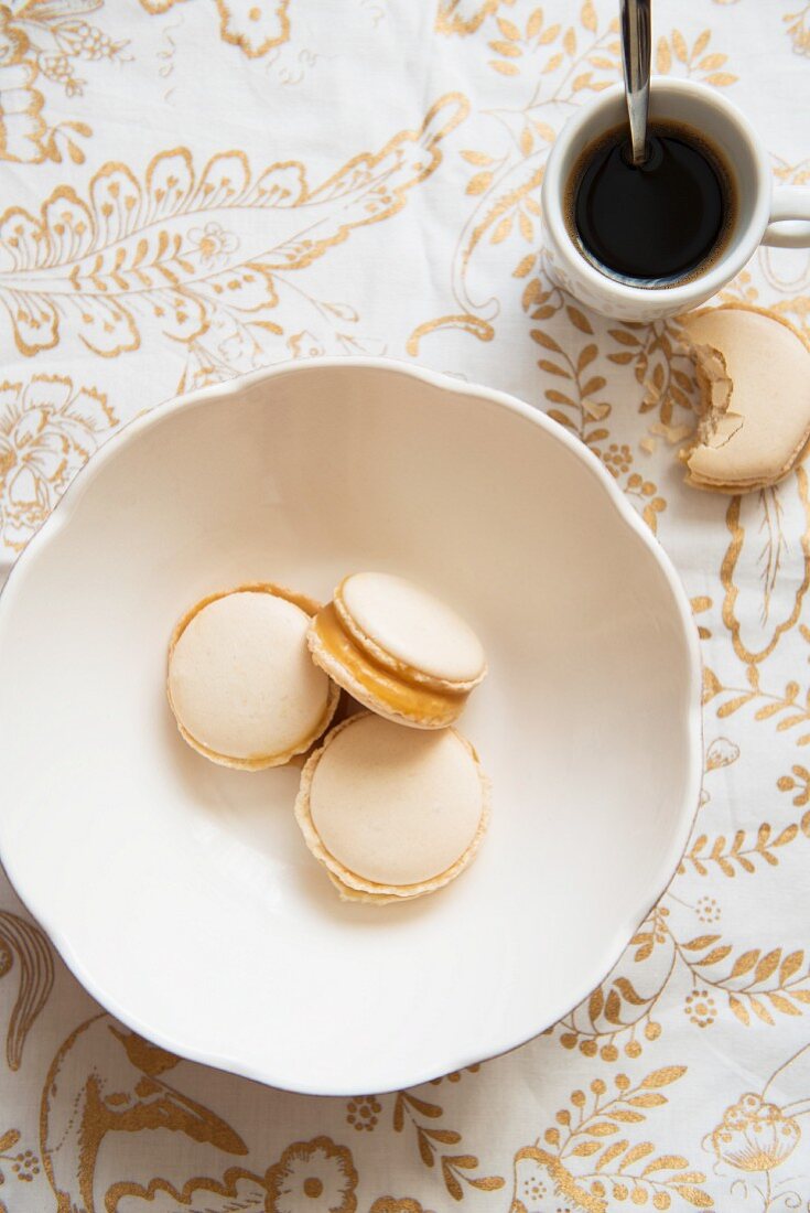 Macarons mit Karamellcreme, Kaffee