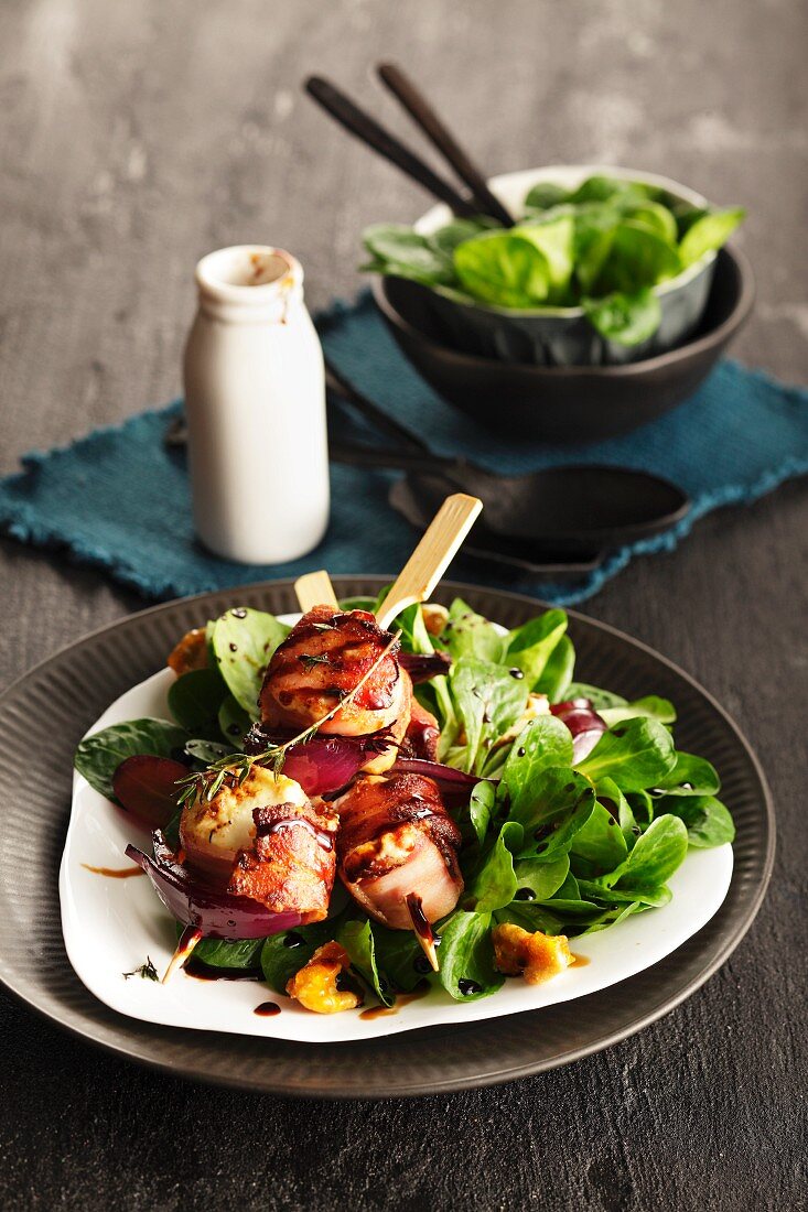 Feta skewers with bacon and lamb's lettuce