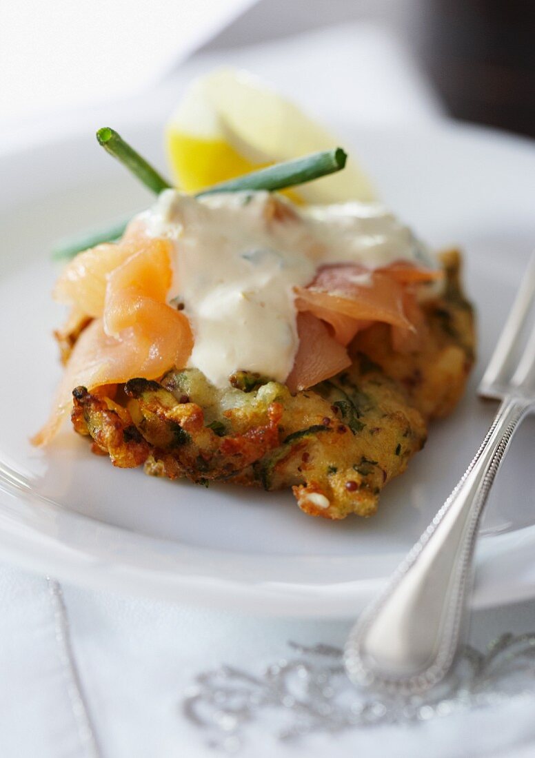 Zucchini Bratling mit Räucherlachs und Limetten-Crème Fraiche