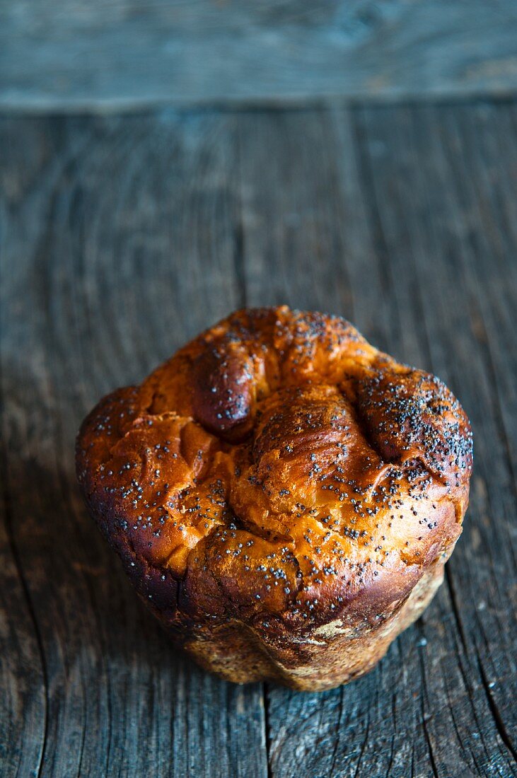 Yeast-raised nut pastry with poppyseed