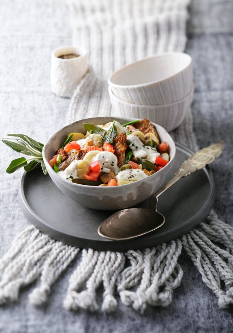 Gnocchi in Kräuter-Sahne-Sauce mit Tomaten-Concassee, Frühlingszwiebeln und gebratenen Pilzen