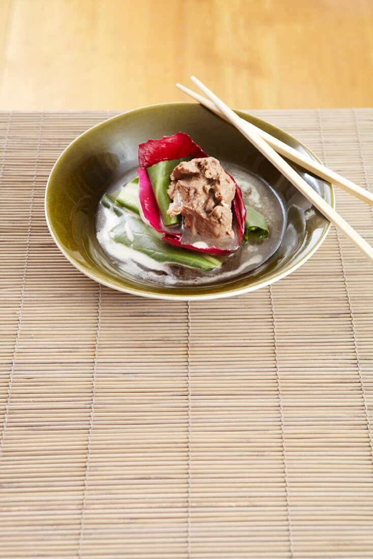 Pig's cheek confit in a radicchio leaf (Asia)