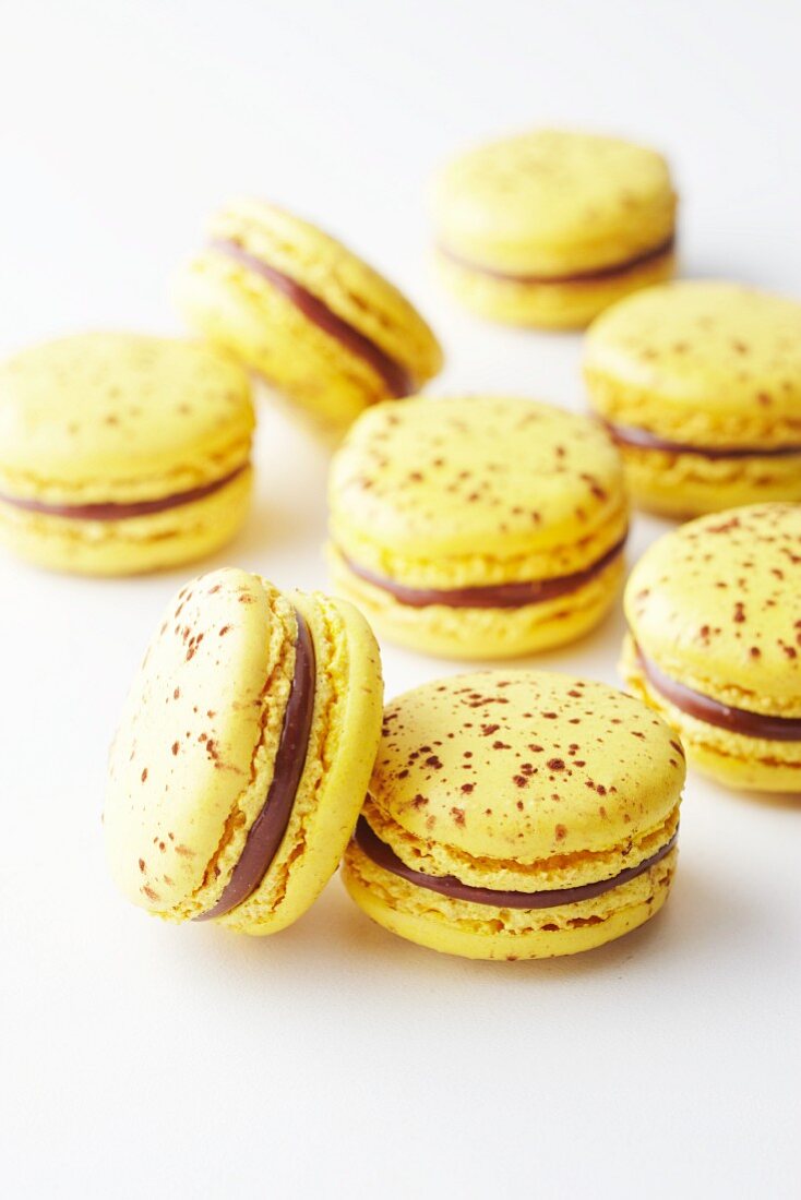 Gelbe Macarons mit Schokolade und Passionsfrucht
