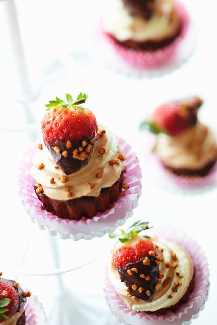 Cupcakes mit Schokoladenerdbeeren