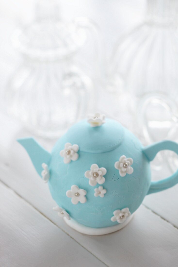 Teapot cake with sugar flowers