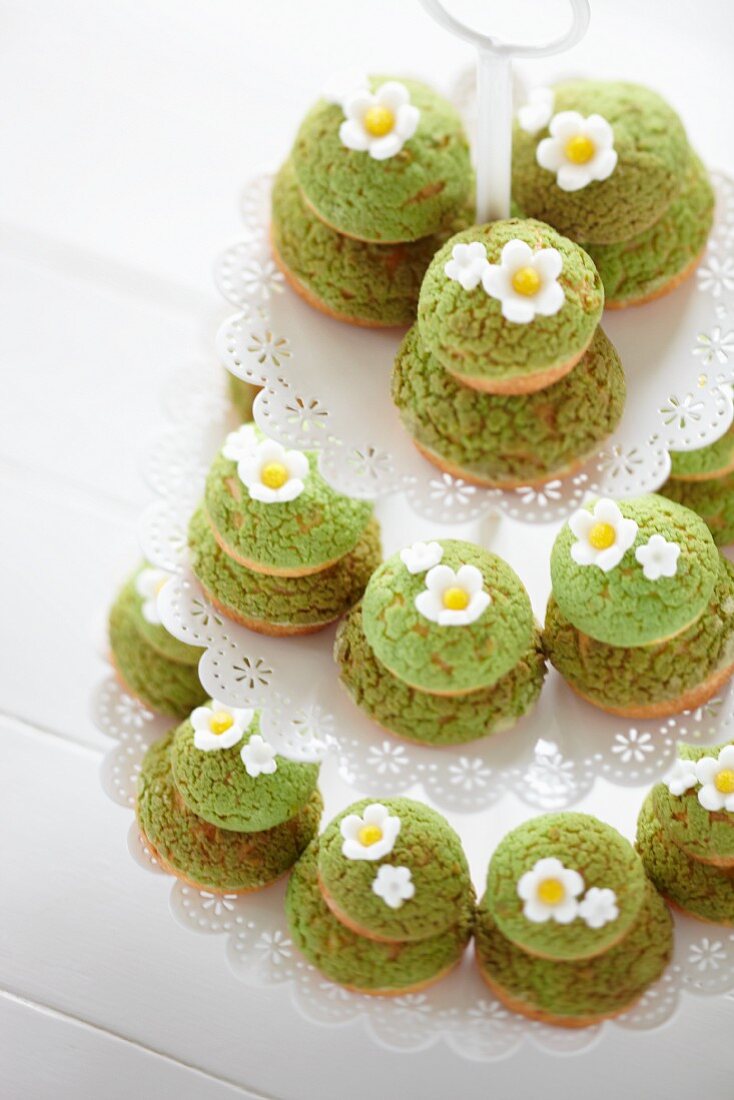 Religieuse mit Pistazien und Zuckerblumen (Frankreich)