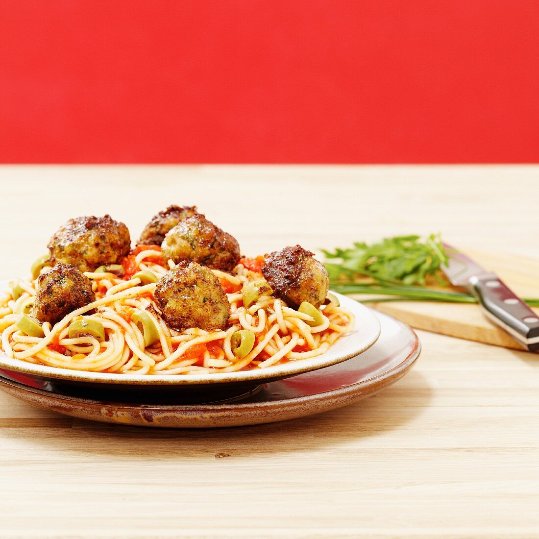 Spaghetti mit Hackbällchen und Tomaten