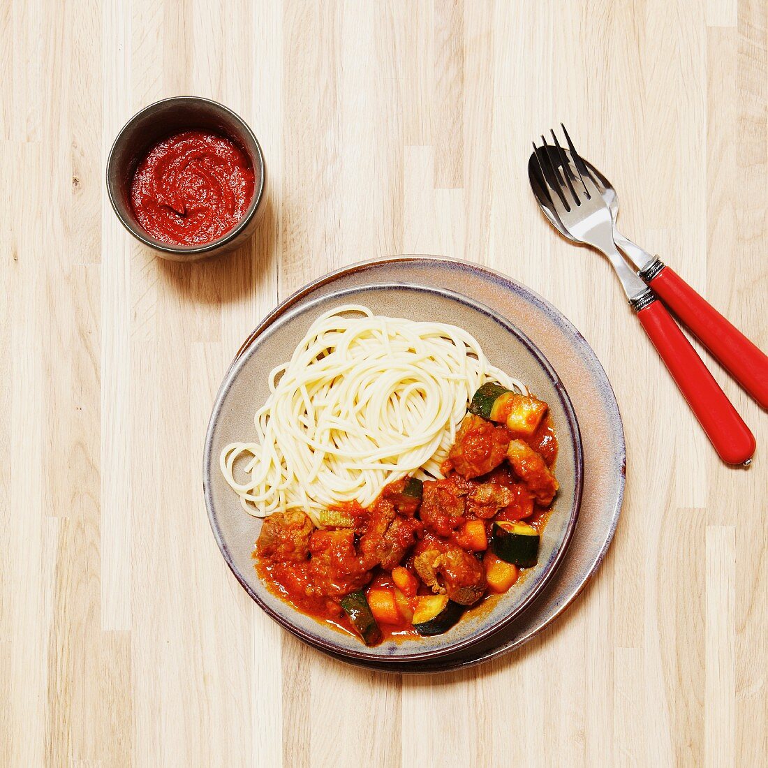 Spaghetti mit Gemüse und Tomatensauce