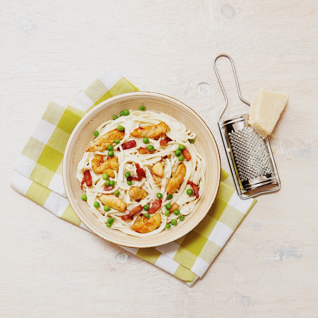 Spaghetti with chicken, peas and bacon