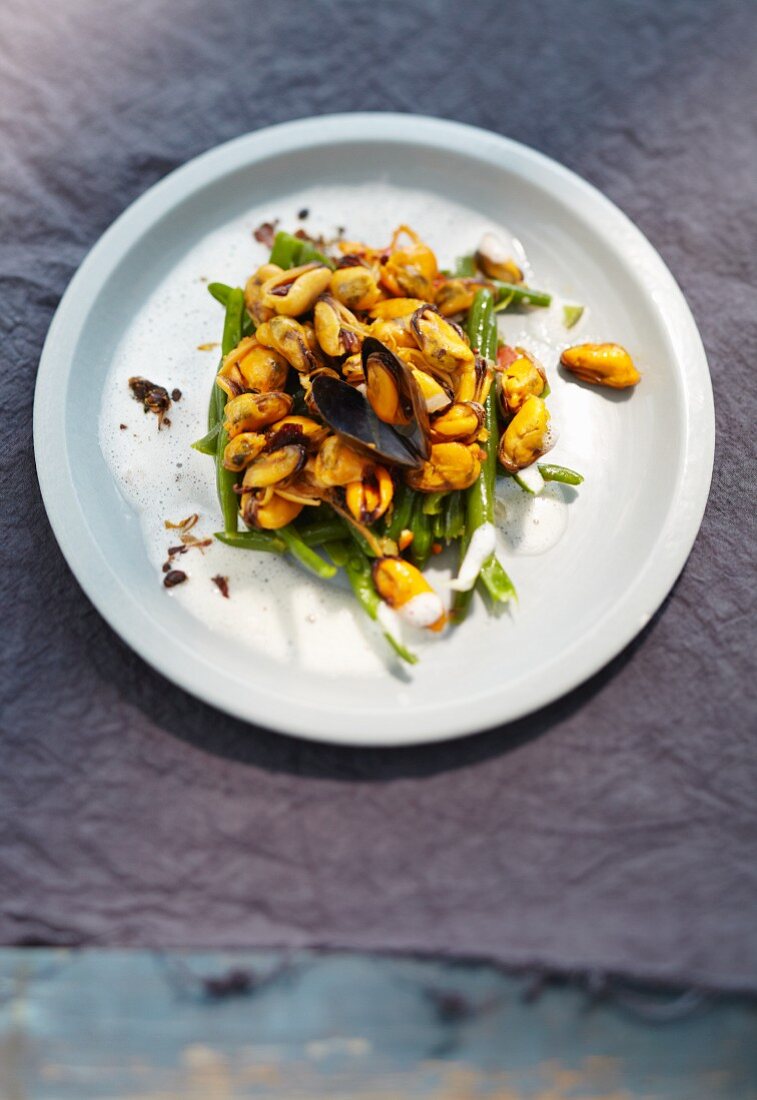 Salat von grünen Bohnen und gebratene Muscheln