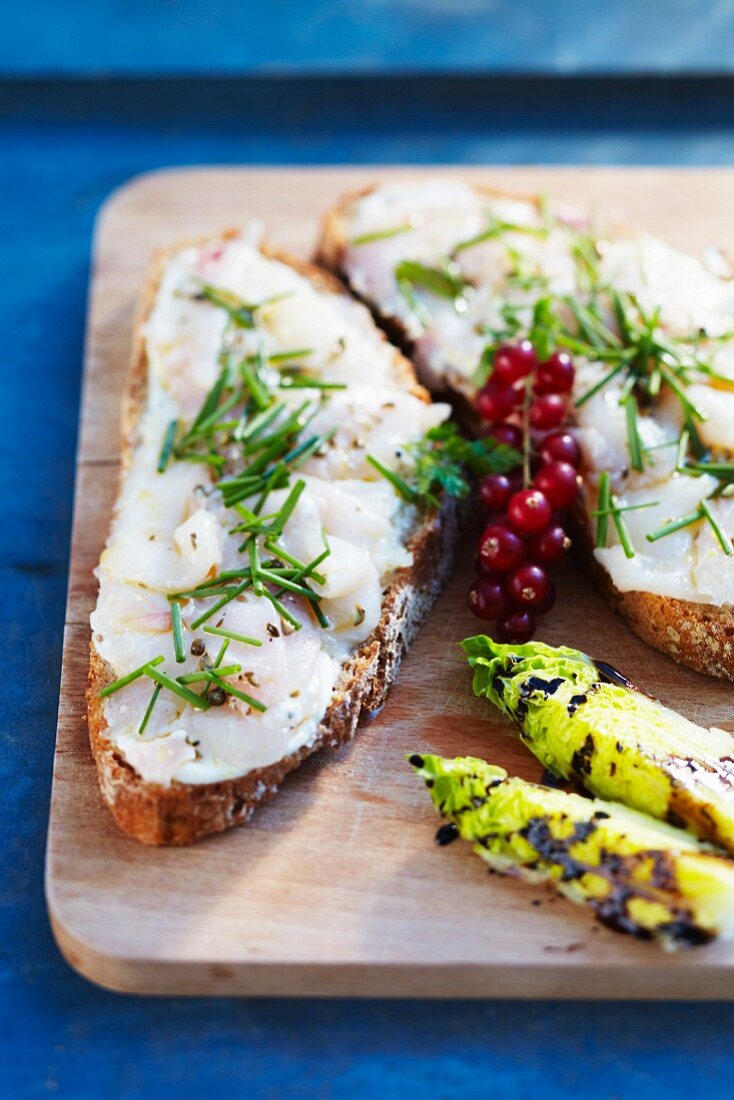 Brot mit mariniertem Doradenfilet