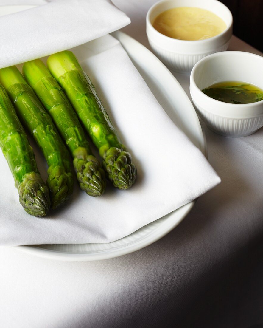 Green asparagus with butter sauce and hollandaise sauce