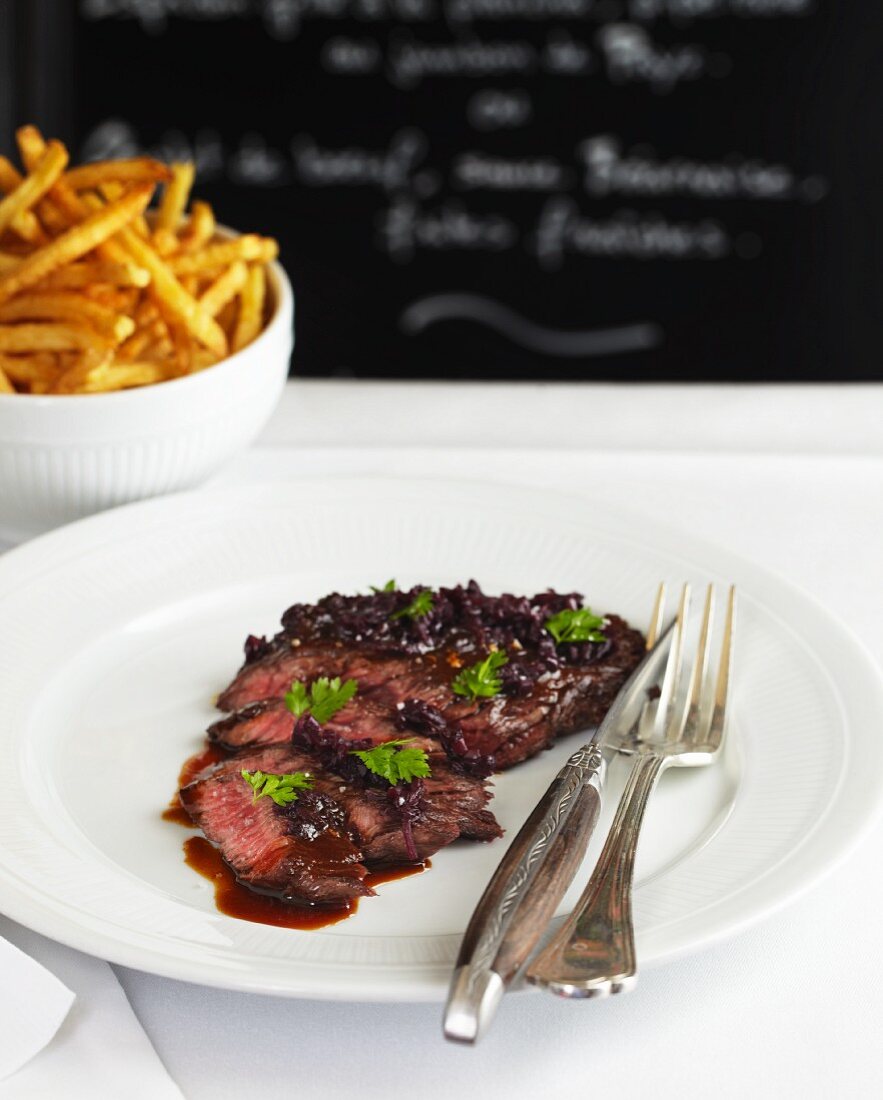 Steak with shallots and skinny chips