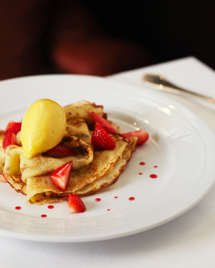 Crepes mit Erdbeeren und Passionsfruchtsorbet