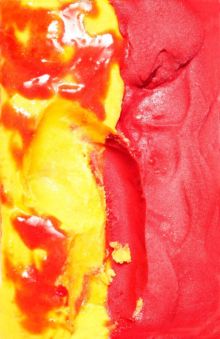 Mixed red and yellow ice cream (close-up)