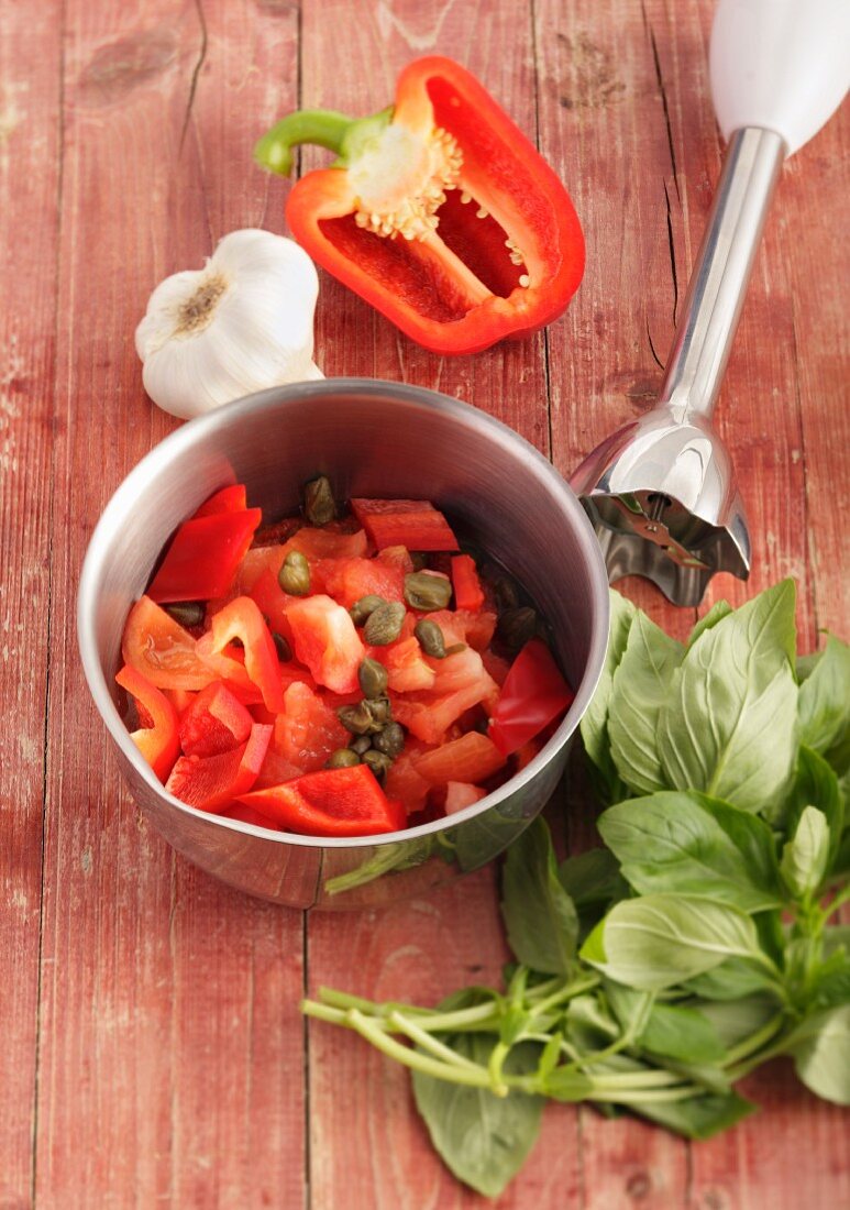 Zutaten für Gazpacho: Paprika, Kapern, Knoblauch, Basilikum