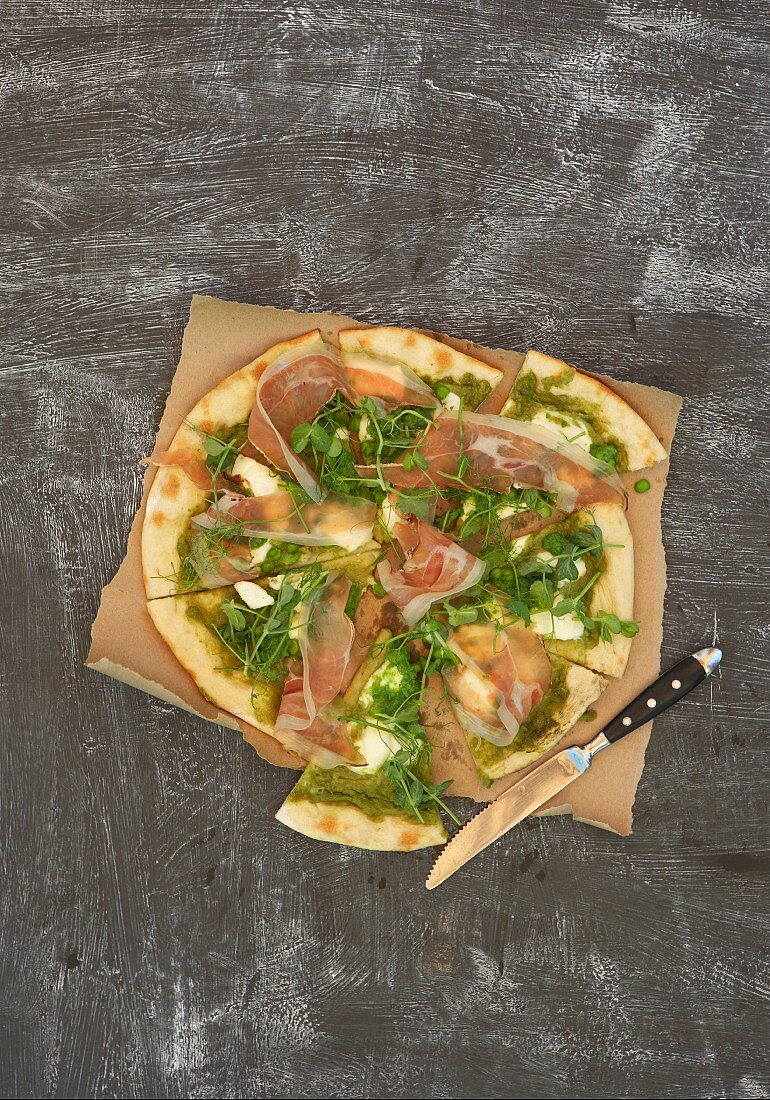 Pizza with pesto and Parma ham