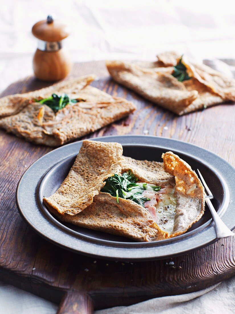 Buchweizenpfannkuchen mit Schinken, Käse und Spinat