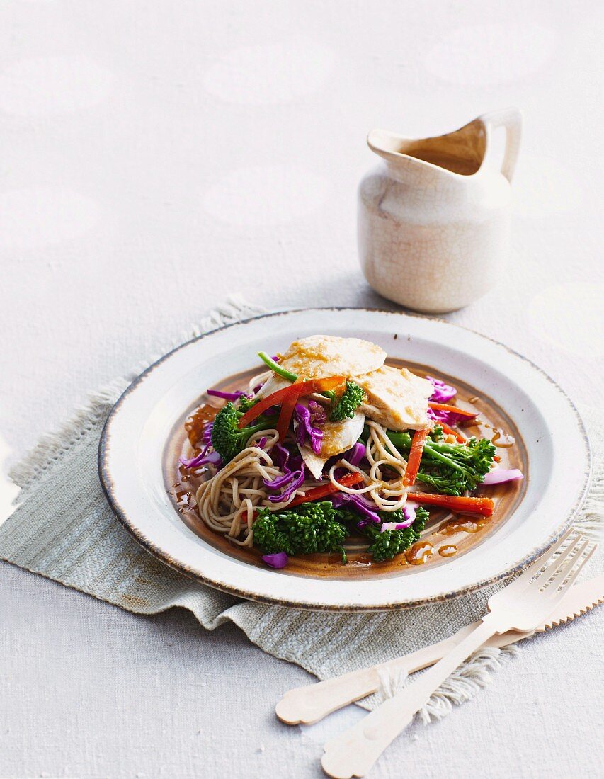 Sobanudelsalat mit Hähnchenbrust und Gemüse