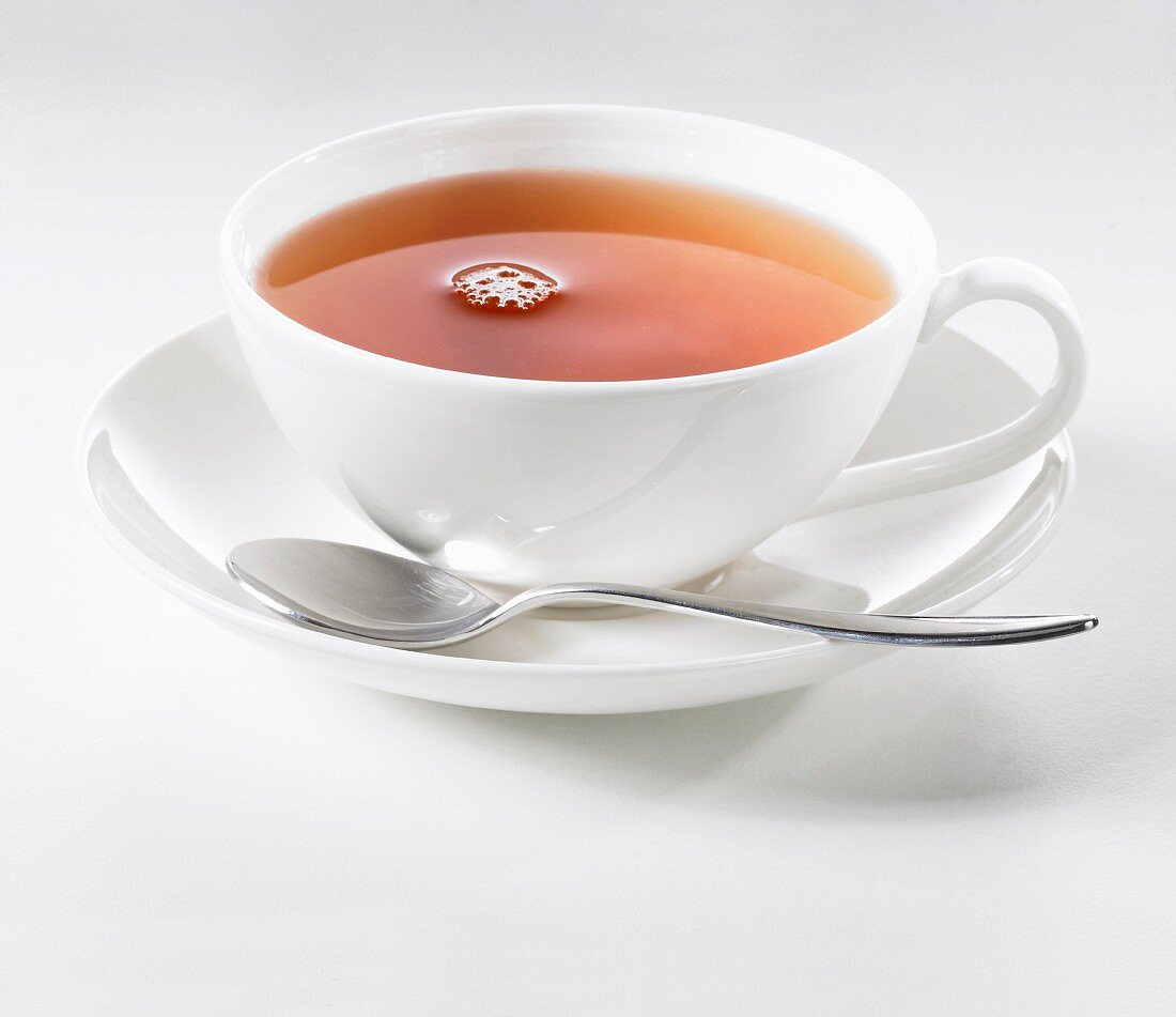 Eine Tasse Tee vor weißem Hintergrund