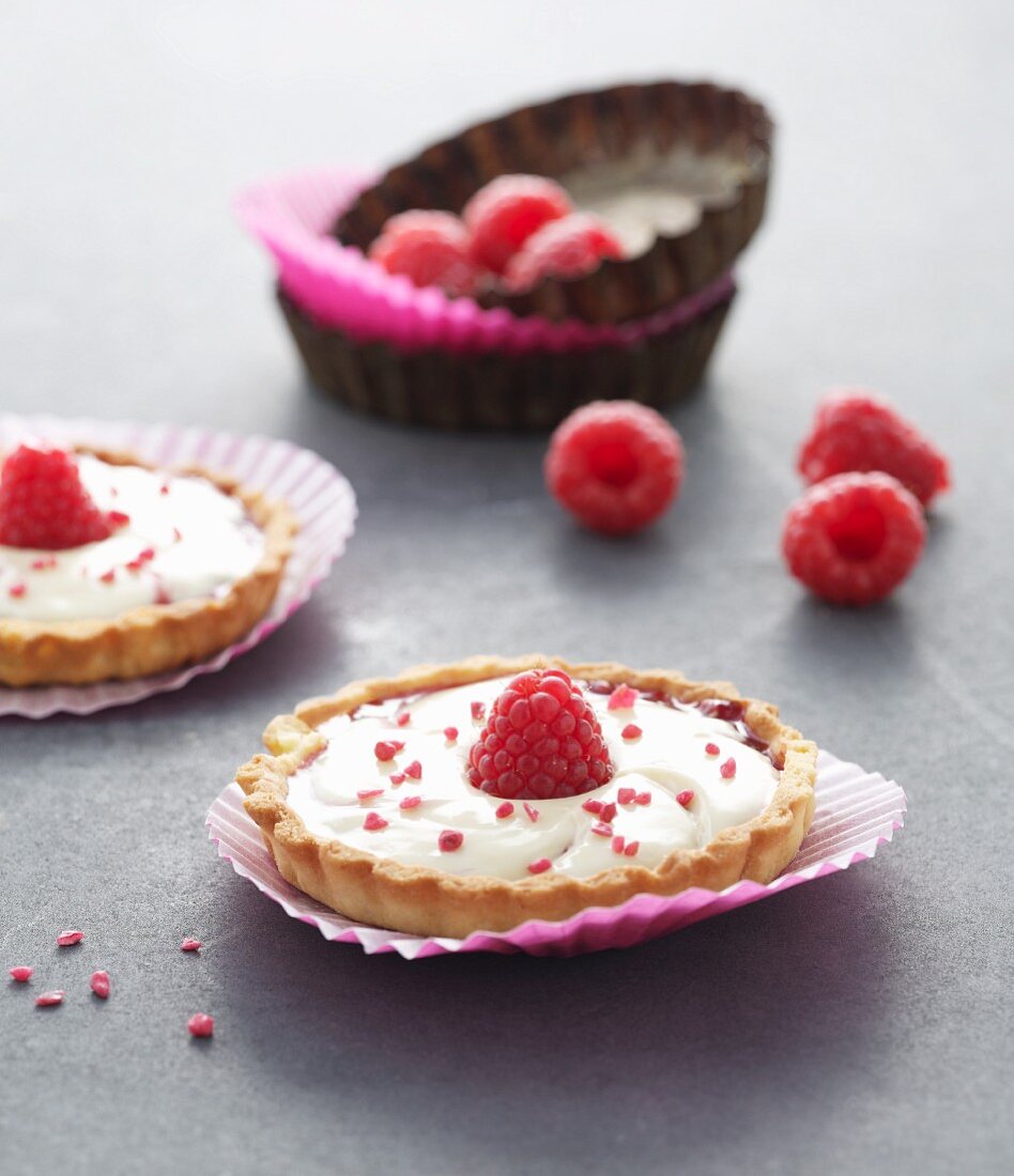 Tartlets filled with white chocolate cream and raspberries