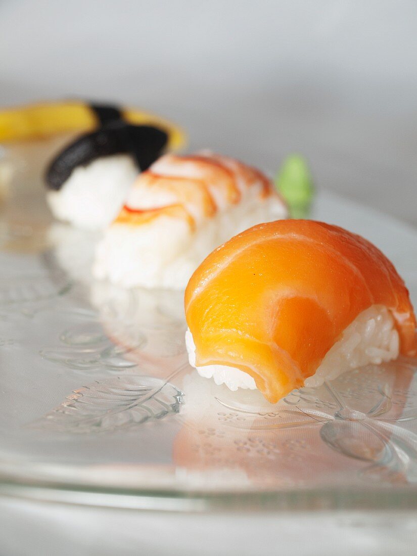 Verschiedene Sushi (Shrimps, Lachs, Ei, Unagi, Shiitake)