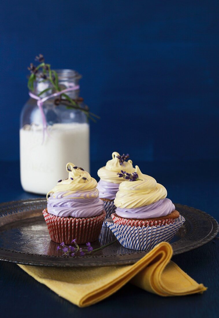 Drei Lavendel-Cupcakes mit Vanille-Zitronen-Marshmallow Topping