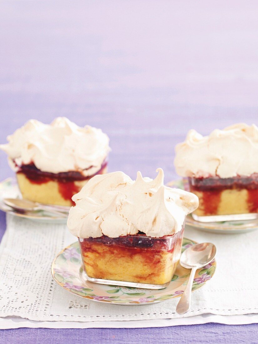 Queen of Puddings (Pudding mit Früchten und Baiserhaube, England)