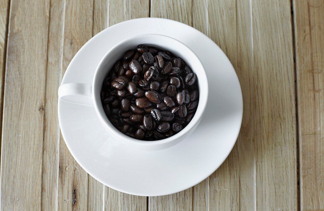 Kaffeebohnen in einer weissen Tasse